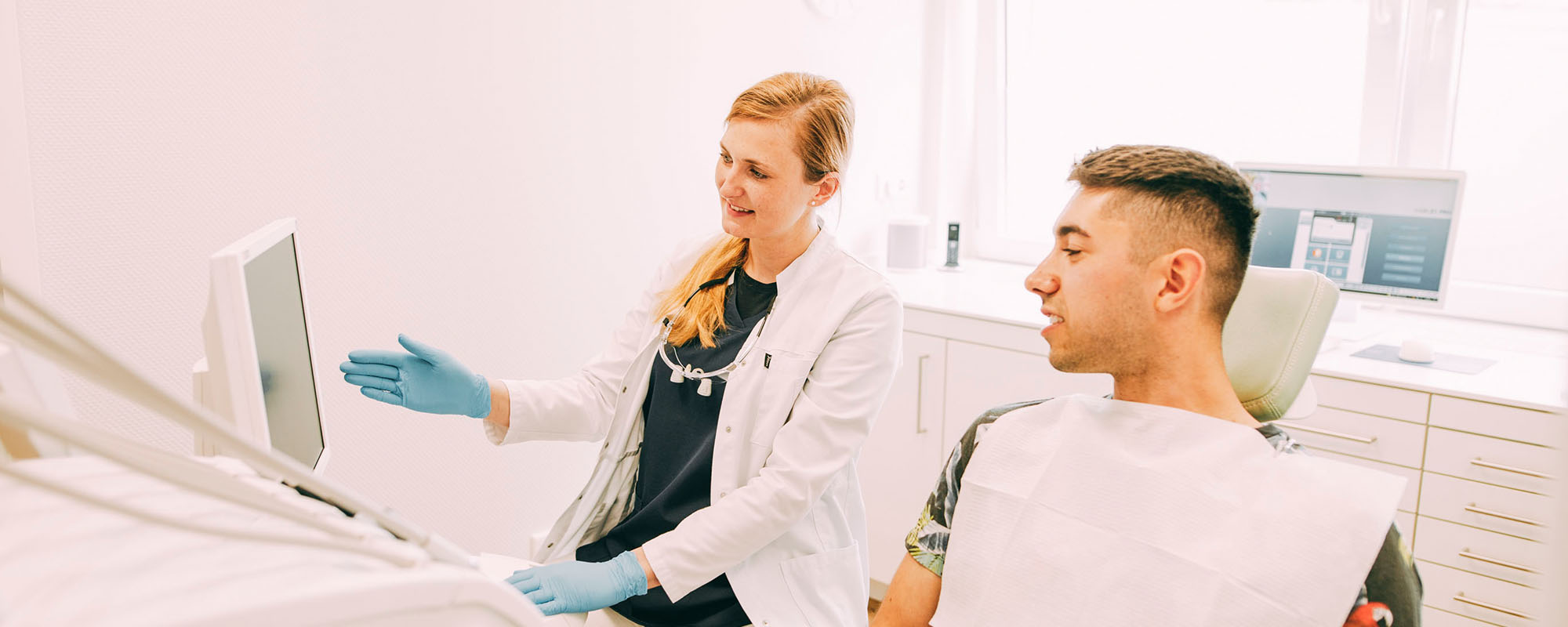 Zahnärztin erklärt Patienten die Zusammensetzung der Kosten für Cerec Zahnersatz in Dinslaken