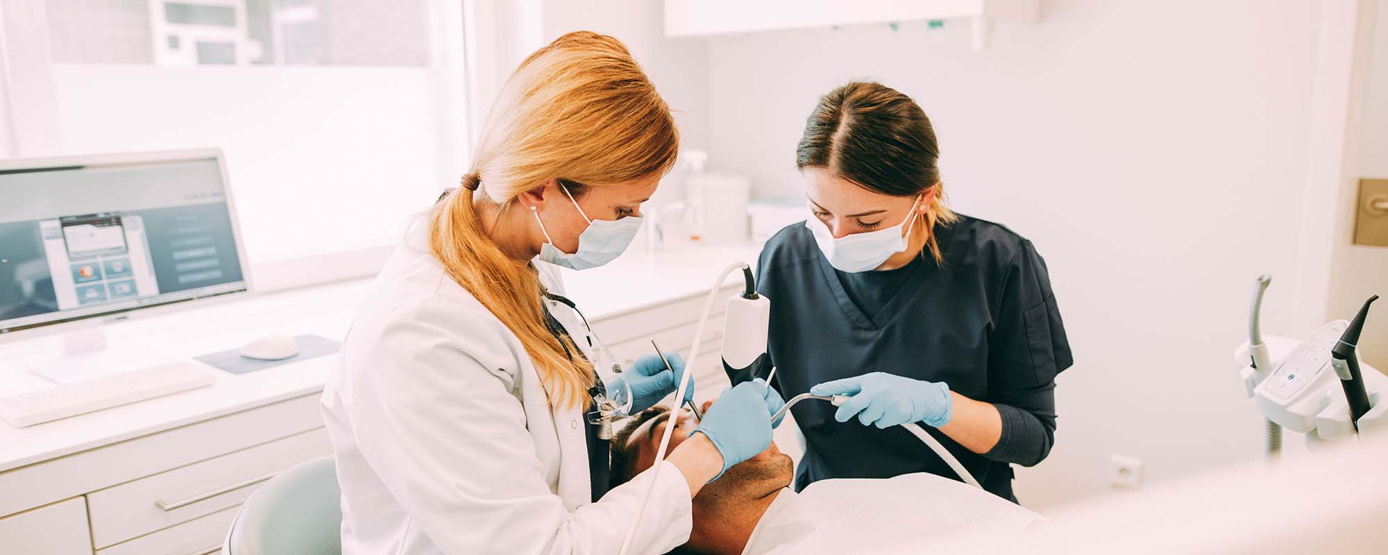 Frau Dr. Röder und eine Assistentin in einer Cerec-Behandlung in der Zahnarztpraxis Dr. Carolin Röder in Dinslaken