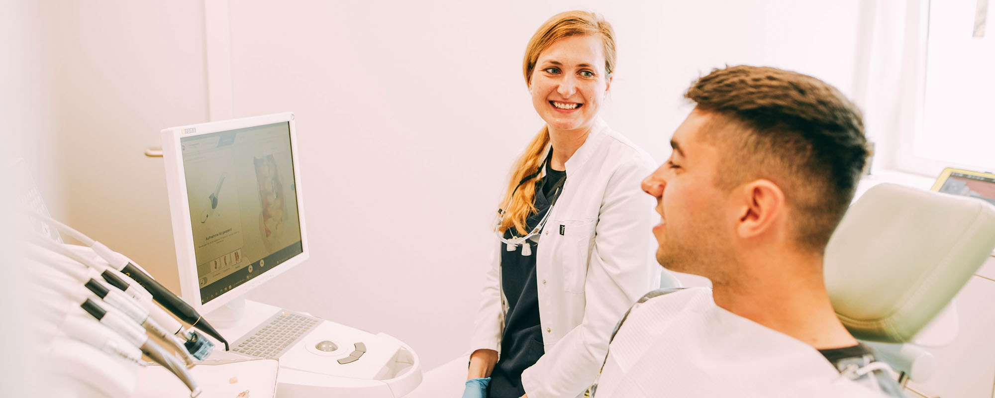 Ein Patientengespräch zum Thema Cerec in der Zahnarztpraxis Dr. Carolin Röder in Dinslaken