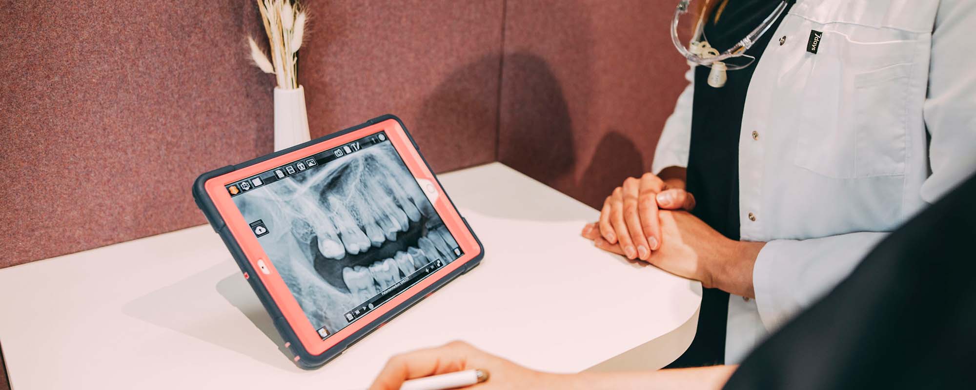 Detailaufnahme eines Tablets im digitalen Röntgen in der Zahnarztpraxis Dr. Carolin Röder in Dinslaken