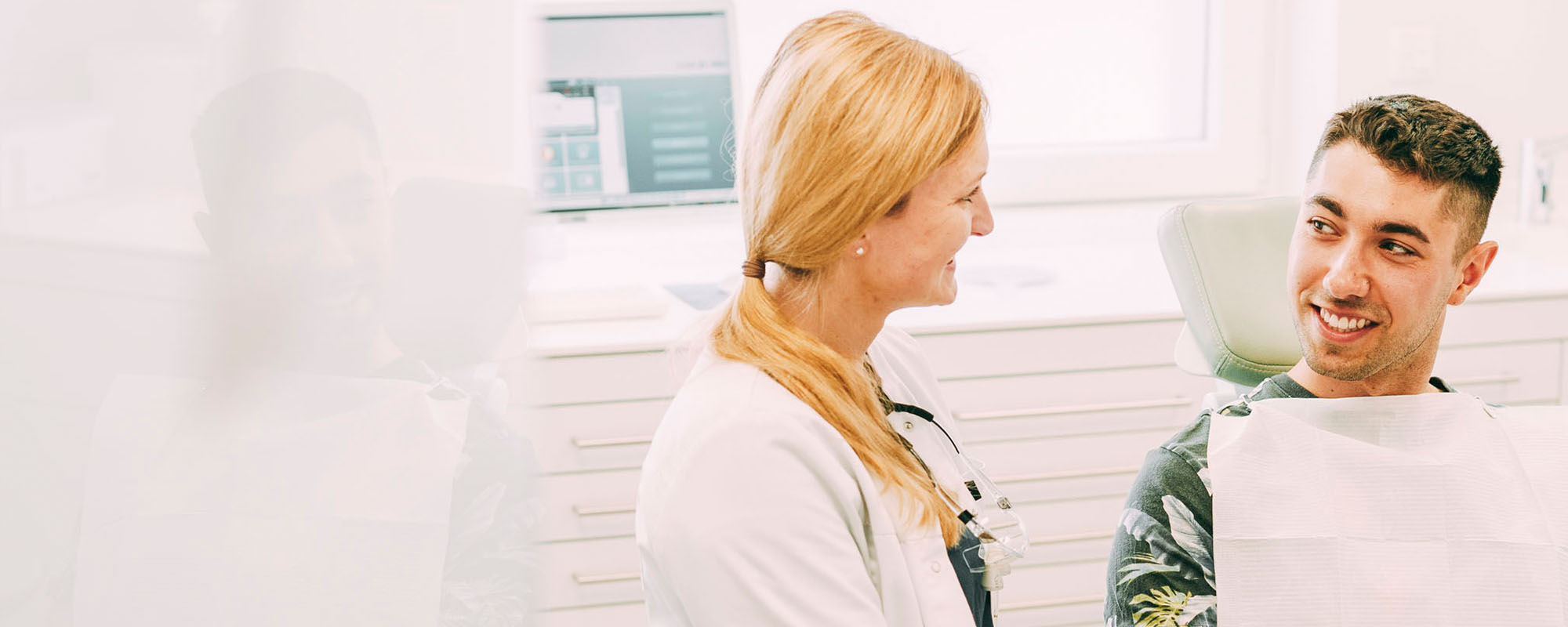 Eine Mitarbeiterin in einem Patientengespräch zum Thema Füllungen in der Zahnarztpraxis Dr. Carolin Röder in Dinslaken