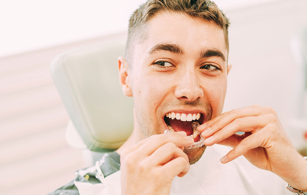 Ein Patient mit einer Invisalign Go Schiene in der Zahnarztpraxis Dr. Carolin Röder in Dinslaken