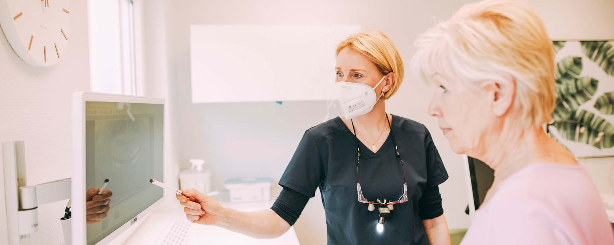 Frau Dr. Röder in einem Patienten-Gespräch nach einer Paro-Behandlung in der Zahnarztpraxis Dr. Carolin Röder in Dinslaken