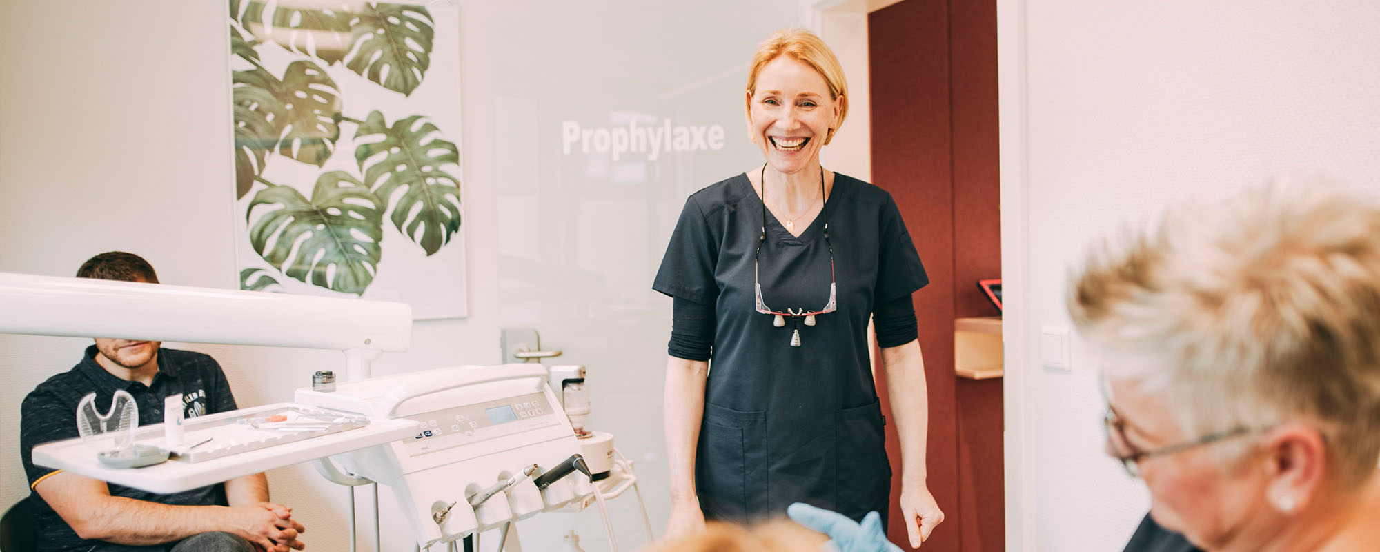 Eine Mitarbeiterin lacht in die Kamera in der Zahnarztpraxis Dr. Carolin Röder in Dinslaken