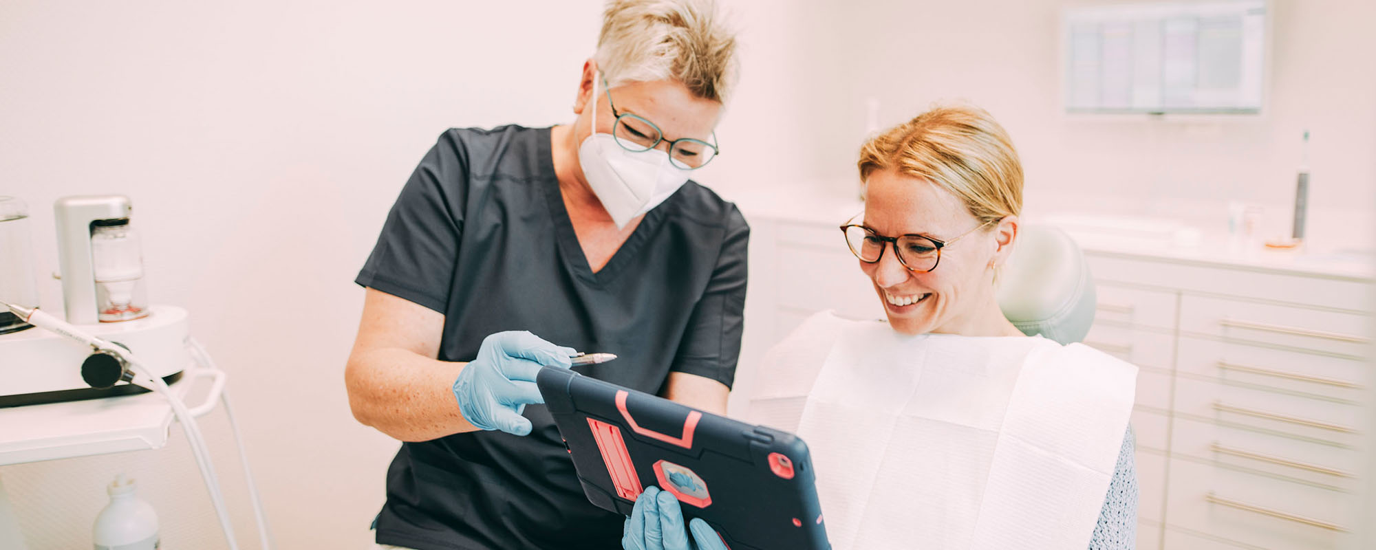Eine Mitarbeiterin in einer PZR-Behandlung in der Zahnarztpraxis Dr. Carolin Röder in Dinslaken