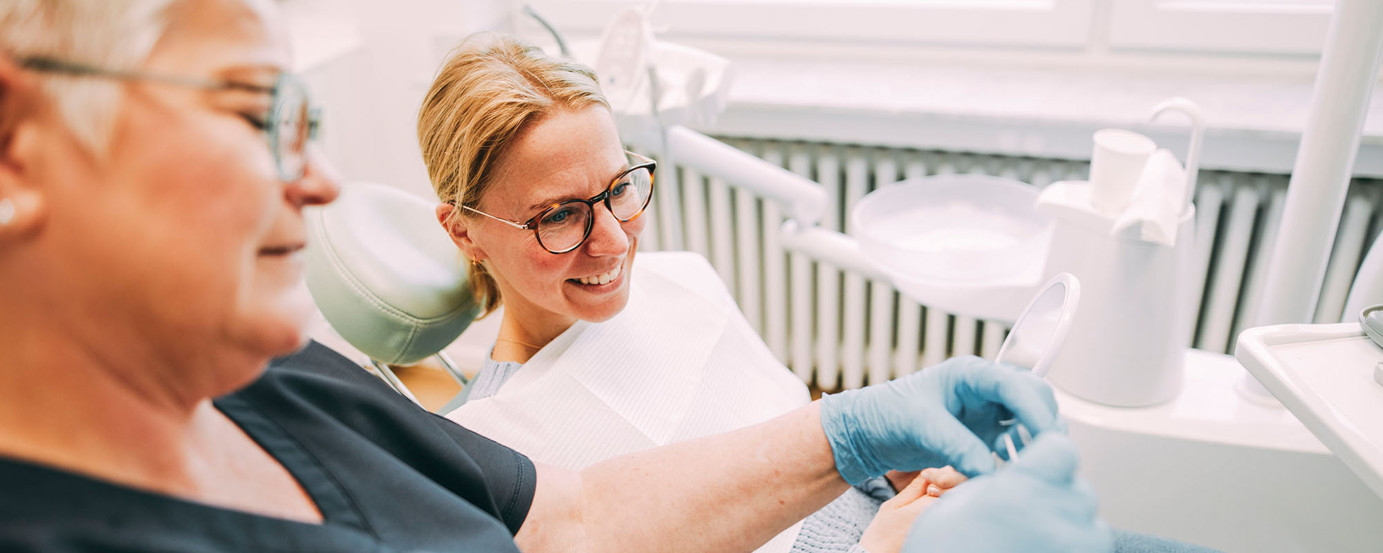 Patientin und Mitarbeiterin in einer professionellen Zahnreinigung in der Zahnarztpraxis Dr. Carolin Röder in Dinslaken