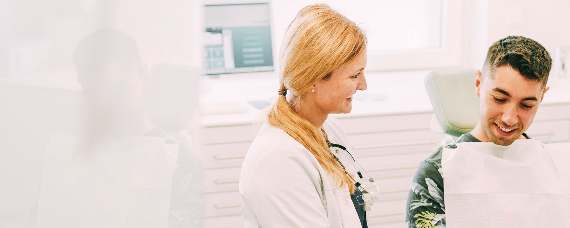 Frau Dr. Röder in einem Gespräch mit einem jungen Patienten in einer Schnarchtherapie in der Zahnarztpraxis Dr. Carolin Röder in Dinslaken