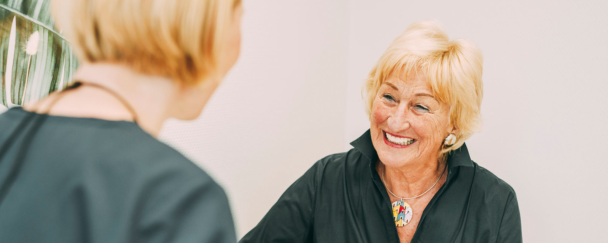 Eine Angstpatientin lacht Frau Dr. Röder an in der Zahnarztpraxis Dr. Carolin Röder in Dinslaken