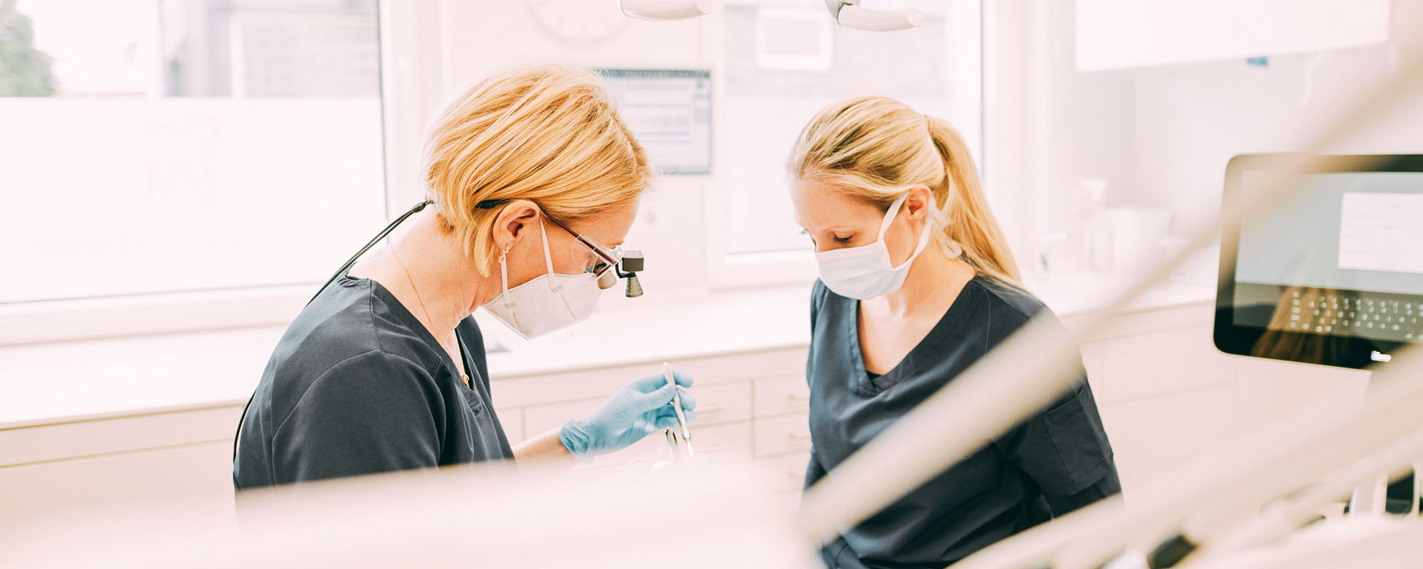 Zwei Mitarbeiterinnen in einer Wurzelbehandlung in der Zahnarztpraxis Dr. Carolin Röder in Dinslaken
