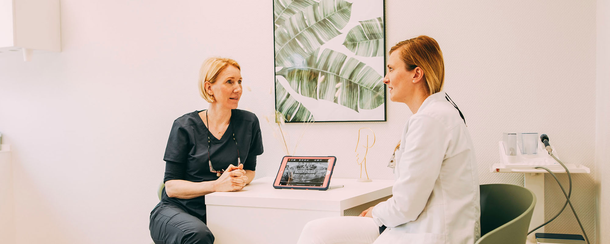 Frau Röder in einem Patientengespräch zum Thema Zahnersatz in der Zahnarztpraxis Dr. Carolin Röder in Dinslaken