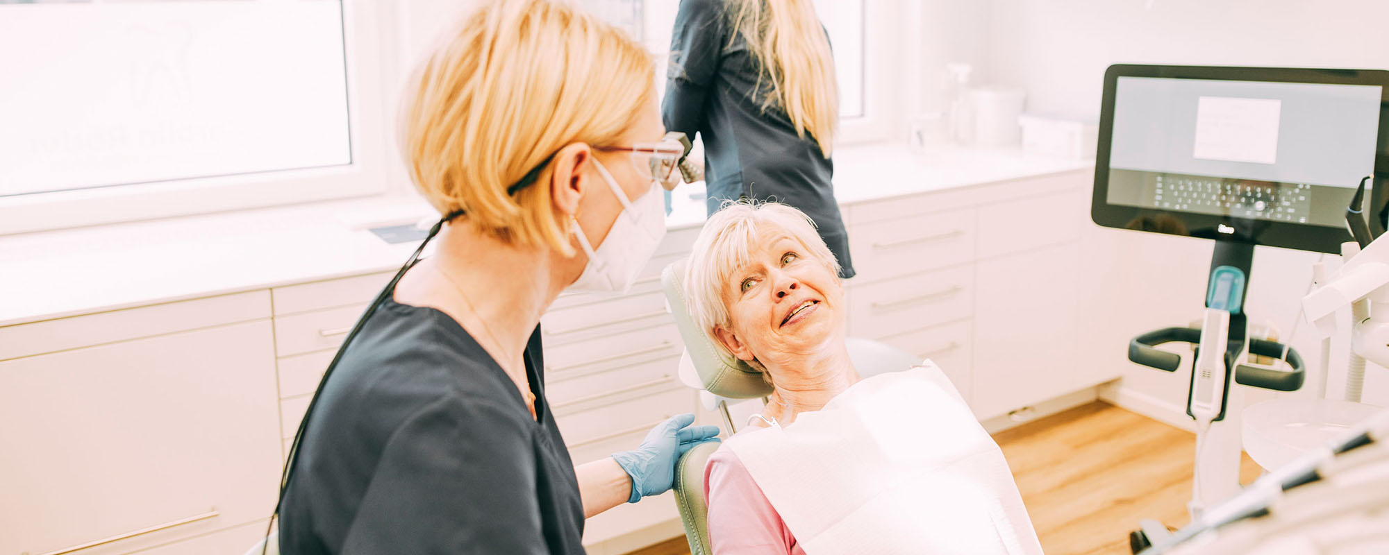 Frau Dr. Röder in einer Behandlung zum Thema Zahnersatz in der Zahnarztpraxis Dr. Carolin Röder in Dinslaken